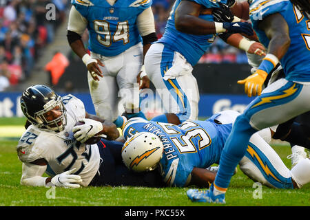 Londres, Royaume-Uni. 21 octobre 2018. En marche arrière Derrick Henry (22) de l'aide des chargeurs est abordée. Tennessee Titans à Los Angeles Chargers NFL match au stade de Wembley, le second de la NFL Londres 2018 jeux. Score final 19 - 20 chargeurs de Titans. Crédit : Stephen Chung / Alamy Live News Banque D'Images