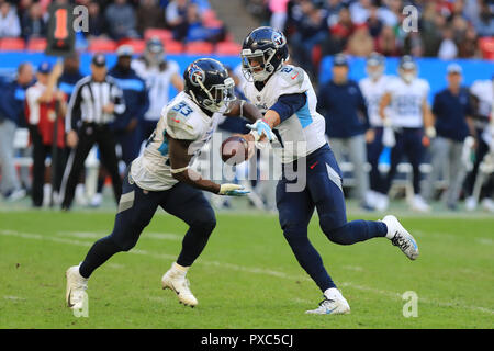 Le stade de Wembley, Londres, Royaume-Uni. 21 Oct, 2018. NFL à Londres, deux jeux, Tennessee Titans contre Los Angeles chargeurs ; Quarterback Marcus Mariota des Tennessee Titans les mains sur le ballon pour le running back Dion Lewis : Action Crédit Plus Sport/Alamy Live News Banque D'Images