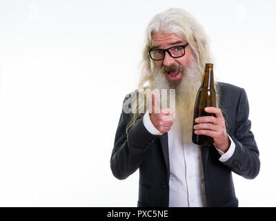 Studio shot of happy senior man barbu tandis que ho Banque D'Images