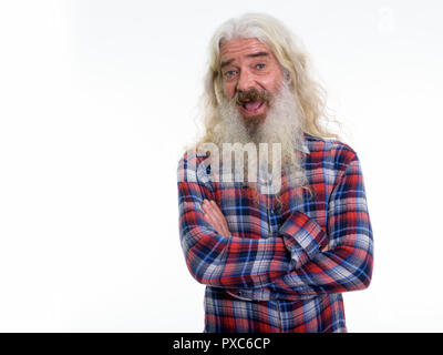 Studio shot of happy senior man smiling barbus avec des bras crosse Banque D'Images