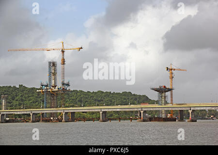 Construction de pont à haubans progressant de grands piliers de béton centrale avec l'aide de grues à tour pour le troisième pont sur la rivière Mandovi Banque D'Images