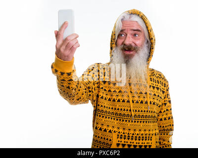 Studio shot of happy senior homme barbu smiling while wearing ho Banque D'Images