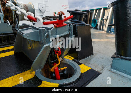 Matériel d'ancrage du navire. Les bollards d'amarrage, chaîne d'ancre et bouchons Banque D'Images