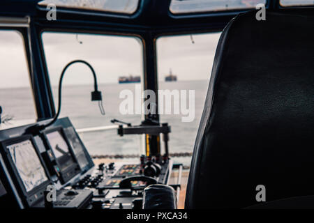 Équipement bateau pont. telegraph gère les appareils de navigation, radio VHF Banque D'Images