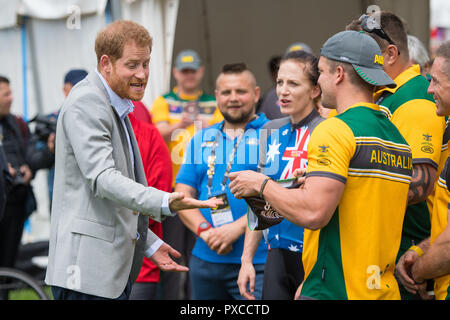 Le duc de Sussex réagit comme athlète australienne Jeux Invictus Benjamin Yeomans lui demande alors signer une paire de maillot de bain, à l'Invictus Games 2018 de cyclisme à l'Botanic Gardens, Sydney, le sixième jour de la visite du couple royal à l'Australie. Banque D'Images