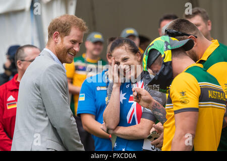 Le duc de Sussex réagit alors que l'athlète australien des Invictus Games Benjamin Yeomans met une paire de troncs de natation sur sa tête, lors des Invictus Games 2018 Cycling aux jardins botaniques de Sydney, le sixième jour de la visite du couple royal en Australie. Banque D'Images