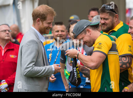 Le duc de Sussex réagit comme athlète australienne Jeux Invictus Benjamin Yeomans met une paire de slip sur sa tête, à l'Invictus Games 2018 de cyclisme à l'Botanic Gardens, Sydney, le sixième jour de la visite du couple royal à l'Australie. Banque D'Images