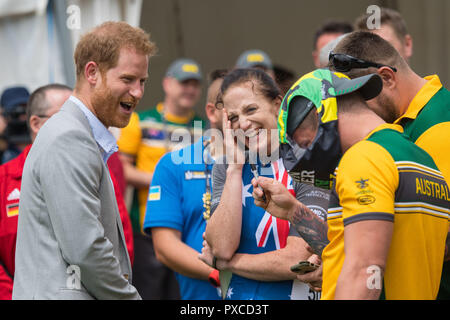 Le duc de Sussex réagit comme athlète australienne Jeux Invictus Benjamin Yeomans met une paire de slip sur sa tête, à l'Invictus Games 2018 de cyclisme à l'Botanic Gardens, Sydney, le sixième jour de la visite du couple royal à l'Australie. Banque D'Images