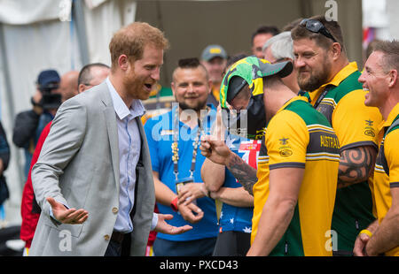 Le duc de Sussex réagit comme athlète australienne Jeux Invictus Benjamin Yeomans met une paire de slip sur sa tête, à l'Invictus Games 2018 de cyclisme à l'Botanic Gardens, Sydney, le sixième jour de la visite du couple royal à l'Australie. Banque D'Images