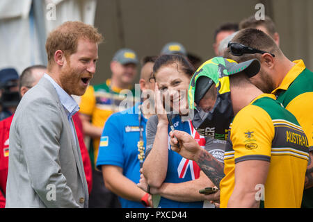 Le duc de Sussex réagit comme athlète australienne Jeux Invictus Benjamin Yeomans met une paire de slip sur sa tête, à l'Invictus Games 2018 de cyclisme à l'Botanic Gardens, Sydney, le sixième jour de la visite du couple royal à l'Australie. Banque D'Images