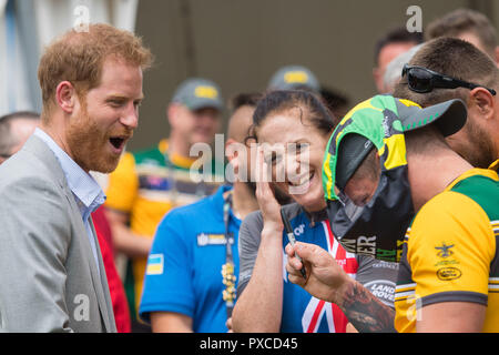 Le duc de Sussex réagit alors que l'athlète australien des Invictus Games Benjamin Yeomans met une paire de troncs de natation sur sa tête, lors des Invictus Games 2018 Cycling aux jardins botaniques de Sydney, le sixième jour de la visite du couple royal en Australie. Banque D'Images