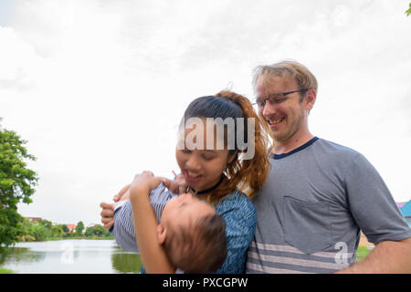 Jeune famille multi-ethnique liens affectifs au le parc Banque D'Images