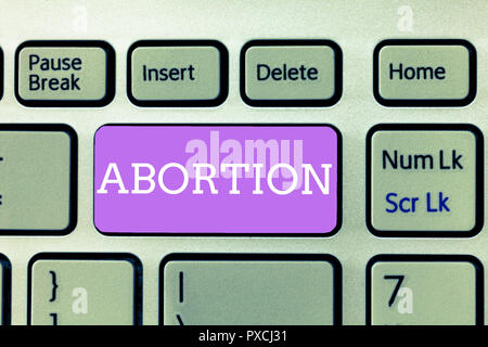 Écrit remarque montrant l'avortement. Photo d'affaires présentant une huanalysis délibérément la résiliation de la grossesse mort de l'embryon. Banque D'Images