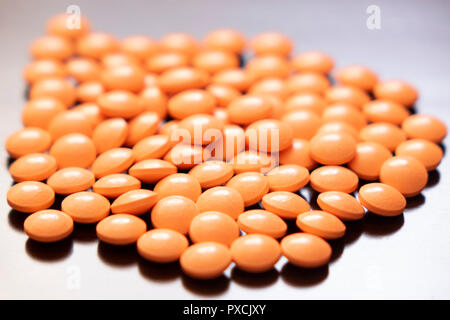 Petites pilules de couleur beige Banque D'Images