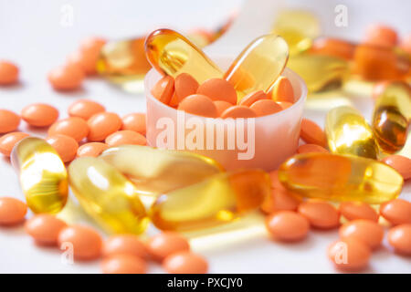 Pilules macro et d'huile de poisson pills over white background Banque D'Images