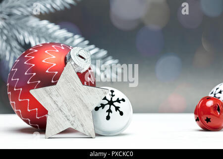 Décorations de Noël sur fond gris avec de l'argent flou branche de sapin et des taches de lumière Banque D'Images