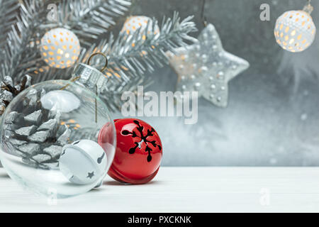 Décorations de Noël sur fond argenté brouillée avec sapin, guirlandes et rétro de la direction générale Banque D'Images