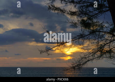 Coucher de soleil sur la mer Andaman, comme vu d'une plage à Phuket, Thaïlande Banque D'Images