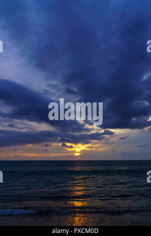 Coucher de soleil sur la mer Andaman, comme vu d'une plage à Phuket, Thaïlande Banque D'Images