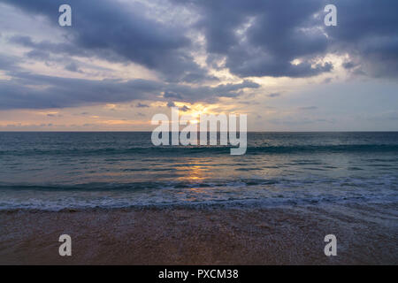 Coucher de soleil sur la mer Andaman, comme vu d'une plage à Phuket, Thaïlande Banque D'Images