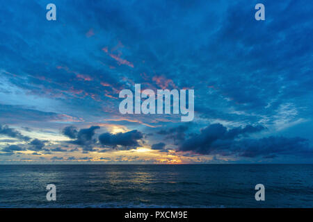 Coucher de soleil sur la mer Andaman, comme vu d'une plage à Phuket, Thaïlande Banque D'Images