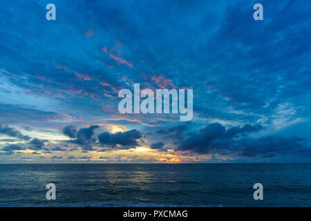 Coucher de soleil sur la mer Andaman, comme vu d'une plage à Phuket, Thaïlande Banque D'Images