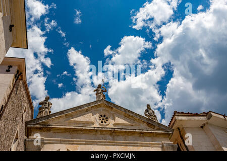 Photo de voyage avec l'architecture religieuse, Street View de trois statues sur Gamble de l'église de St.Mark, Christ ressuscité avec la bannière, Saint Pierre avec ke Banque D'Images