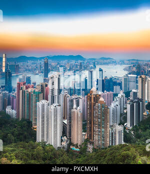 Horizon de Hong Kong au coucher du soleil. Vue depuis le Pic Victoria Banque D'Images