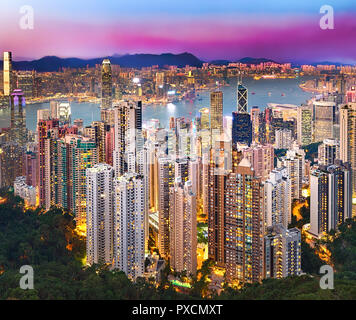 Horizon de Hong Kong au coucher du soleil. Nuit vue depuis le Pic Victoria Banque D'Images