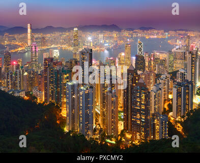 Horizon de Hong Kong au coucher du soleil. Vue depuis le Pic Victoria Banque D'Images