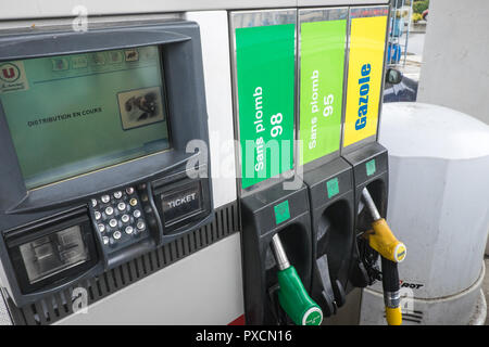 Mettre de l'essence,diesel,essence,auto,service,en,Peugeot,voiture,essence,gaz,,gare,Garage,en,Limoux,Aude,Sud,de, France,Europe,Europe, Banque D'Images