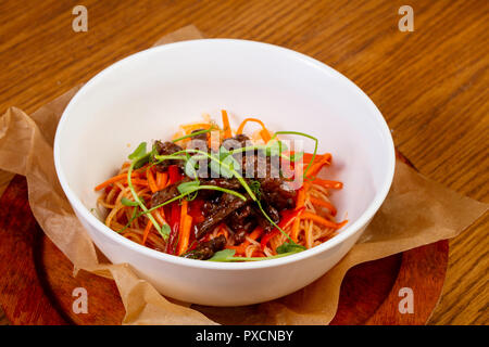 Pâtes aux légumes et boeuf Banque D'Images