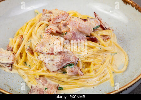 Les pâtes italiennes Carbonara avec bacon Banque D'Images