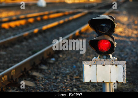 Le trafic ferroviaire lumière allumée en rouge. Copy space Banque D'Images