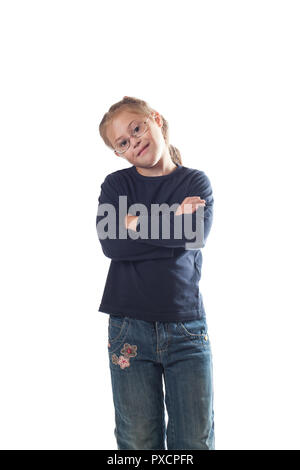 Debout avec ses mains croisées sur sa poitrine girl wearing jeans sur un fond blanc Banque D'Images