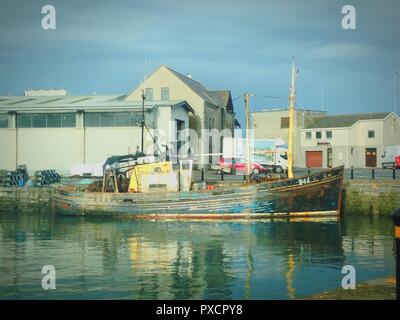 Un chalutier à Ardglass Harbour, comté de Down, Irlande du Nord Banque D'Images