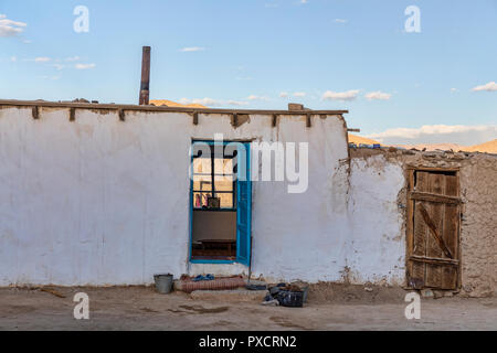 Maison du Pamir blanchis à l'heure d'or, village de Bulunkul Pamir, autoroute, Haut-badakhchan, Tadjikistan Banque D'Images