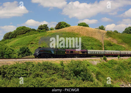 Classe A4 Pacifique no 60009 Union de l'Afrique du Sud double-position avec classe 66 diesel no 66106 passé Goodrington, avec le Torbay Express, le 15th juillet 2018. Banque D'Images