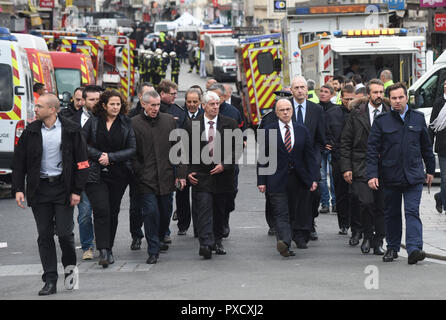 18 novembre 2015 - Saint-Denis, France : le ministre français de l'intérieur Bernard Cazeneuve (C) visite des lieux d'un raid de la police à Saint-Denis, au nord de Paris. Opération policiere du 18 novembre 2015 a Saint-Denis, ou ont ete reperes des terroristes se trouve aux attaques du 13 novembre. *** FRANCE / PAS DE VENTES DE MÉDIAS FRANÇAIS *** Banque D'Images