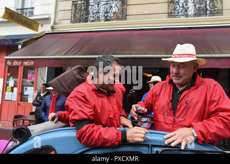 Novembre 19, 2015 - Paris, France : les Parisiens célèbrent l'arrivée du Beaujolais nouveau, un vin rouge jeune dont les rejets annuels de chaque troisième jeudi de novembre est accueilli par une dégustation. Malgré les récentes attaques terroristes de Paris, le propriétaire du bar 'Au Doux Raisin', Charles Alban (pantalon rouge) a déclaré qu'il souhaitait poursuivre la tradition et de célébrer. Vignerons portant des vestes et des brassards noirs s'est joint à la partie. La célébration vient comme autorités françaises ont annoncé la mort de cerveau terroriste Abdelhamid Abaaoud. Des Francais fetent l'arrivee du Beaujolais Nouveau quelques Banque D'Images