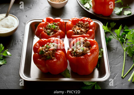 Poivrons rouges farcis savoureux avec la viande hachée, le riz, l'oignon dans la casserole Banque D'Images