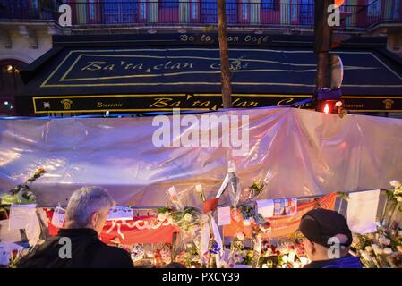 Novembre 22, 2015 - Paris, France : Le Bataclan salle de concert, une semaine après les attaques terroristes du 13 novembre. Façade du Bataclan un peu plus d'une semaine apres les attentats du 13 novembre 2015 *** FRANCE / PAS DE VENTES DE MÉDIAS FRANÇAIS *** Banque D'Images