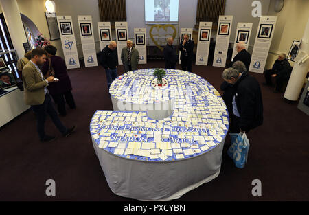 Certains des objets, des souvenirs, cartes et photographies relatives à la bombe Shankill sur l'affichage dans le cadre d'une exposition qui aura lieu à l'église méthodiste de la Shankill Road, Belfast. L'exposition coïncide avec le 25e anniversaire de l'attentat dans lequel neuf innocents ont été tués par une bombe de l'IRA dans un magasin sur la route Shankill il y a 25 ans. Banque D'Images