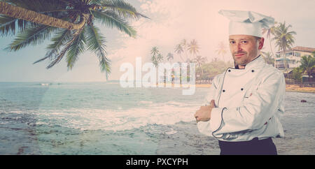 Le chef cuisinier est un homme blanc en uniforme sur la toile de fond de l'océan et les palmiers. Récif à marée basse sur la côte de l'Océan Indien. Banque D'Images