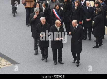 Novembre 27, 2015 - Paris, France : le ministre français des Affaires étrangères, Laurent Fabius (R) des entretiens avec le ministre français de la Défense Jean-Yves Le Drian (L) après que la France a tenu une cérémonie nationale en hommage aux 130 personnes tuées dans les attentats du 13 novembre. L'hommage a eu lieu en présence du président français François Hollande, les membres du gouvernement et les hommes politiques français de premier plan, membres de sauvetage, l'armée et la police. Des dizaines de proches des victimes ainsi que les personnes blessées dans les attaques étaient également présents. La cérémonie d'hommage aux victimes des attentats du 13 novembre 2015, dan Banque D'Images