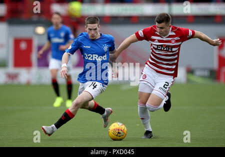 Ryan Kent des Rangers (à gauche) et Accies' Aaron McGowan bataille pour le ballon pendant le match de championnat écossais de Ladbrokes l'espoir CBD Stadium, Hamilton. Banque D'Images