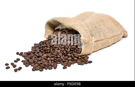 Les grains de café torréfiés tomber d'un sac de jute. Sac sac avec les grains de café, isolé sur fond blanc. Banque D'Images