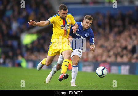 Crystal Palace's James McArthur (à gauche) et d'Everton Lucas digne de la bataille pour la balle au cours de la Premier League match à Goodison Park, Liverpool. Banque D'Images