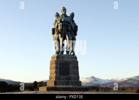 C'est la fameuse guerre Commando monument qui se trouve au petit village des Highlands de Spean Bridge dans le nord-ouest de l'Écosse. Elle commémore tous les commandos qui se sont battus et sont morts, dans la seconde guerre mondiale. Le monument est ici, comme, c'est là que la plupart des commandos formation a eu lieu dans cette très dure et un terrain accidenté. Banque D'Images