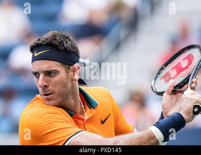 New York, NY - 29 août 2018 : Juan Martin del Potro, de retour de l'Argentine au cours de balle US Open 2018 2ème tour match contre Denis Kudla des USA à l'USTA Billie Jean King National Tennis Center Banque D'Images